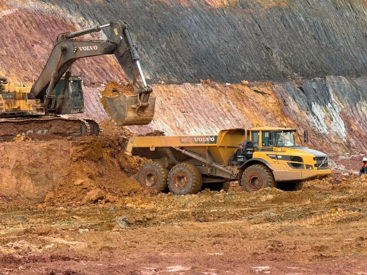Yellow Power equipment at Benso project